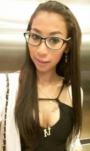 Broad is addicted to selfies on the brink between sweetness and also sexuality