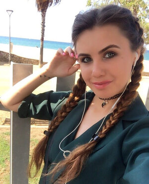 Immoral slut takes off bra & teases with her naked nipples in selfies