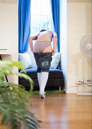 Aussie girl Tahlia J is going to show flawless bum bending over