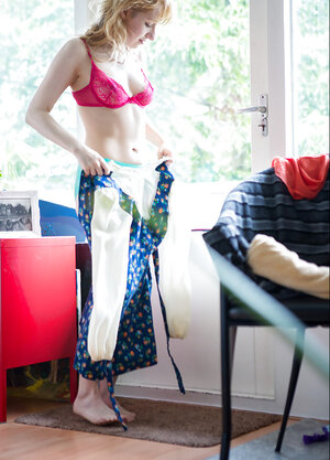 Hot blonde headed kitten with a undressed body showing her firm booty