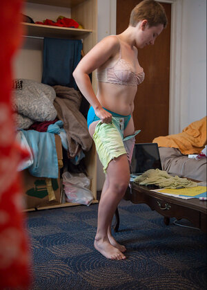 Short hair kitten is going to show that bum from behind SEXILY