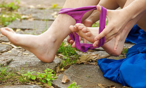 Flexible chick working out outside and looking like hottest hoe