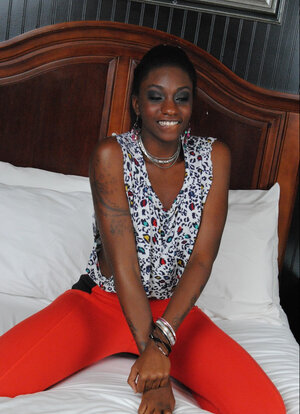 Black Eager mom Jayla Dream turns around to let u.s. check out her butt