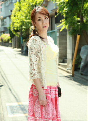 Chika Sasaki flaunts her style in a knee-length skirt