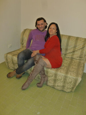 More seasoned Italian lady Fabiana B enjoys eating seed from hand