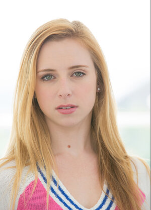 Blonde Taylor Whyte enjoys playing with her love hole while spreading her legs