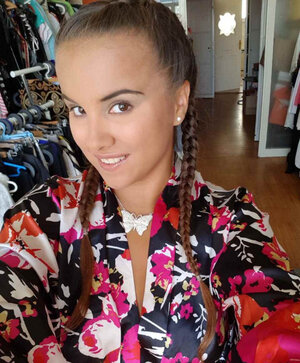 Olivia hides her sizeable breasts while taking cute poolside selfies