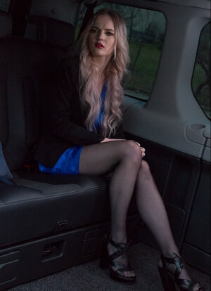 Ruby-lipped Carly Rae gets landing strip pounded in limo