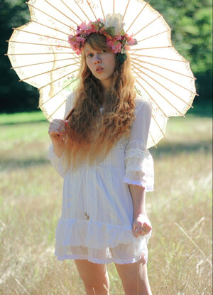 Angelic fairy blesses american with a yummy view of her nude body