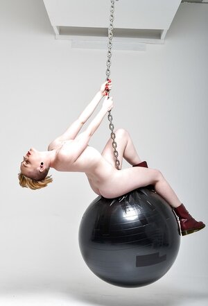 Nude gal with good-looking haircut rocks on wrecking ball like a notable singer