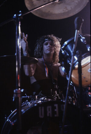 There are a bunch of gal at the rock concert who want to have sexual fun