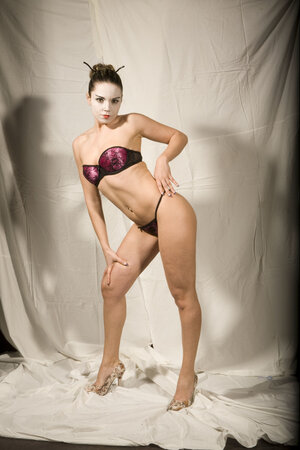 Naughty girl in Japanese geisha outfit reveals her tempting young curves