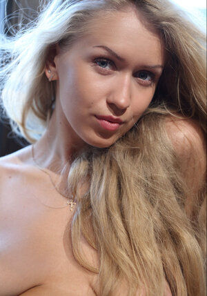 Unbelievable blonde takes off her baby-doll to show her bald peach & sizeable naturals